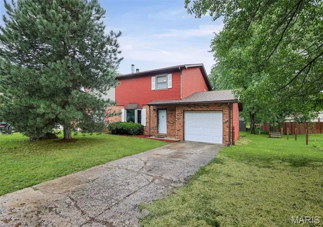 Photo 2 of Sale Pending at 711 Fort Henry Rd, Belleville, IL 62221 | MLS# MIS26053302 | Listing updated on 2026-09-01