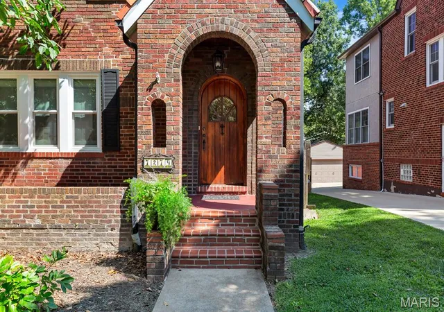 2nd image of 7279 Forsyth Blvd, Saint Louis, MO 63105 | MLS# MIS26053309