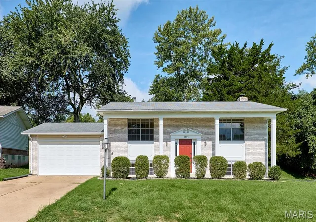 Photo 1 of Single family home for sale at 1771 Redcoat Dr, Maryland Heights, MO 63043 | MLS# MIS26053319 | Listing updated on 2026-10-05