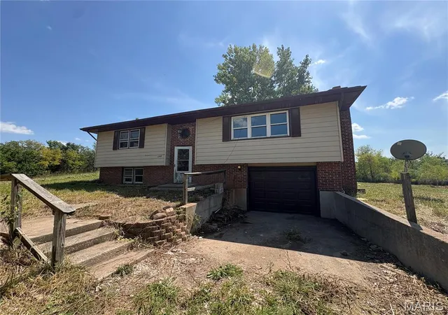 Photo 1 of Single family home for sale at 1310 Private Rd 1337, Moberly, MO 65270 | MLS# MIS26053325 | Listing updated on 2026-09-04