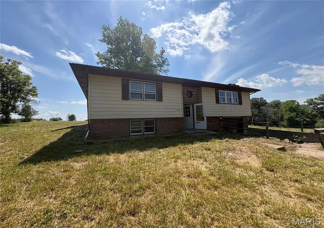 Photo 4 of Single family home for sale at 1310 Private Rd 1337, Moberly, MO 65270 | MLS# MIS26053325 | Listing updated on 2026-09-04