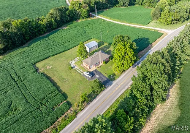 Photo 3 of Sale Pending at 4045 Hanover Rd, Columbia, IL 62236 | MLS# MIS26053328 | Listing updated on 2026-09-15