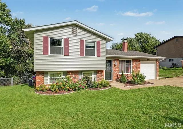 2nd image of 2221 Country Wood Dr, Imperial, MO 63052 | MLS# MIS26053352