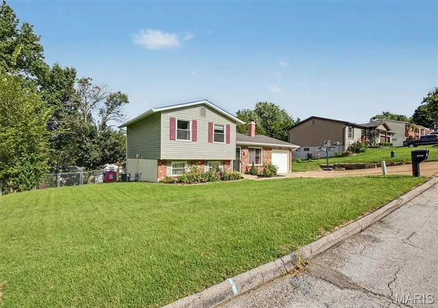 3rd image of 2221 Country Wood Dr, Imperial, MO 63052 | MLS# MIS26053352