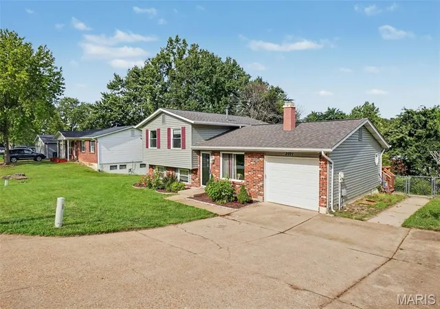 4th image of 2221 Country Wood Dr, Imperial, MO 63052 | MLS# MIS26053352