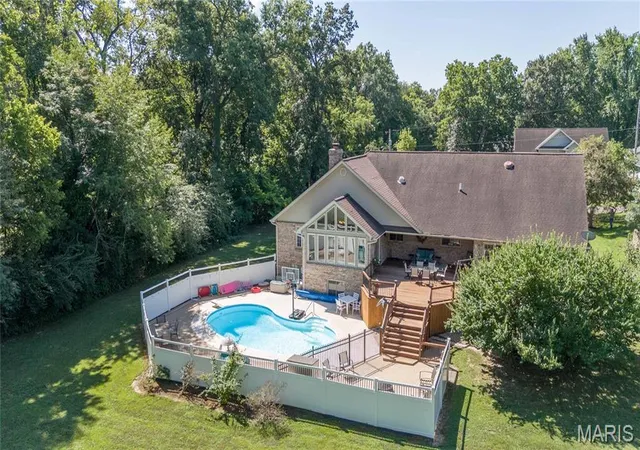 2nd image of 1015 E Oak St, Greenville, IL 62246 | MLS# MIS26053362