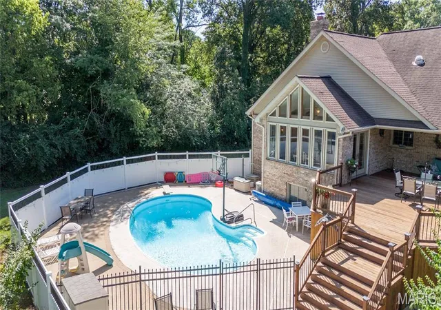 Photo 3 of Single family home for sale at 1015 E Oak St, Greenville, IL 62246 | MLS# MIS26053362 | Listing updated on 2026-08-19