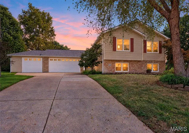 Single family home for sale at 910 Summer Leaf Dr, Saint Peters, MO 63376 | MLS# MIS26053367