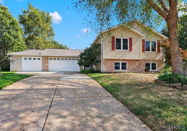 Photo 1 of Single family home for sale at 910 Summer Leaf Dr, Saint Peters, MO 63376 | MLS# MIS26053367 | Listing updated on 2026-10-27