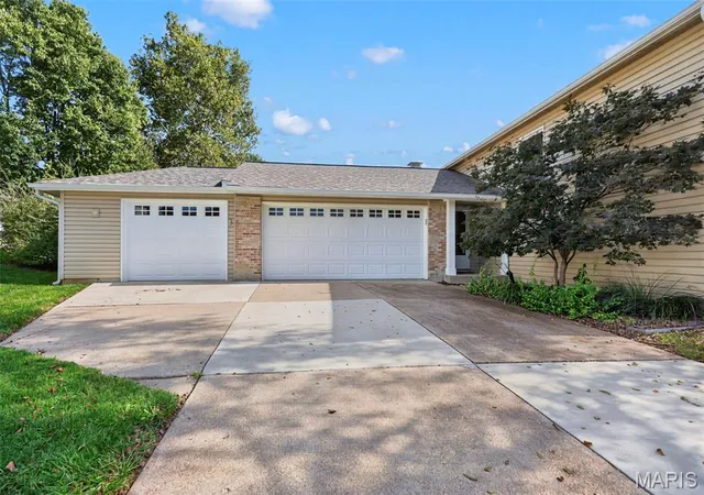 Photo 2 of Single family home for sale at 910 Summer Leaf Dr, Saint Peters, MO 63376 | MLS# MIS26053367 | Listing updated on 2026-10-27