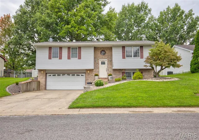 1st image of 1104 Briarwood Dr, Bethalto, IL 62010 | MLS# MIS26053378