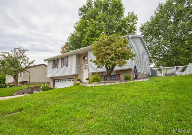 2nd image of 1104 Briarwood Dr, Bethalto, IL 62010 | MLS# MIS26053378