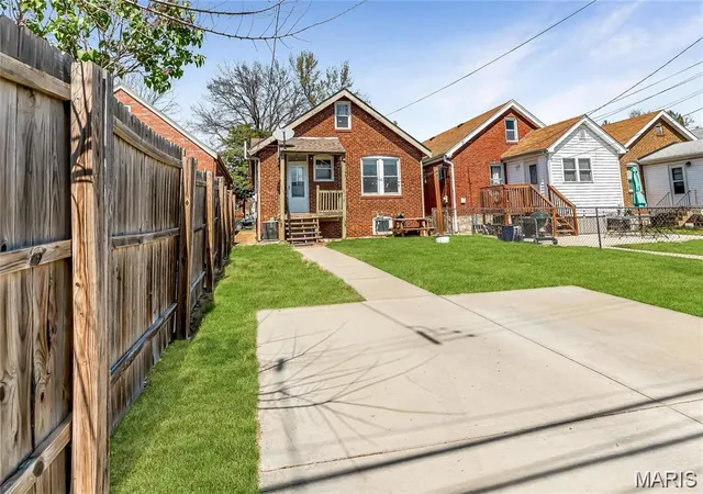 Photo 3 of Sale Pending at 5718 Nottingham Ave, Saint Louis, MO 63109 | MLS# MIS26053384 | Listing updated on 2026-10-02