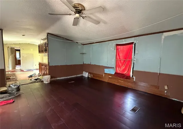 Photo 3 of Sale Pending at 14192 Klondike Rd, De Soto, MO 63020 | MLS# MIS26053386 | Listing updated on 2026-10-05