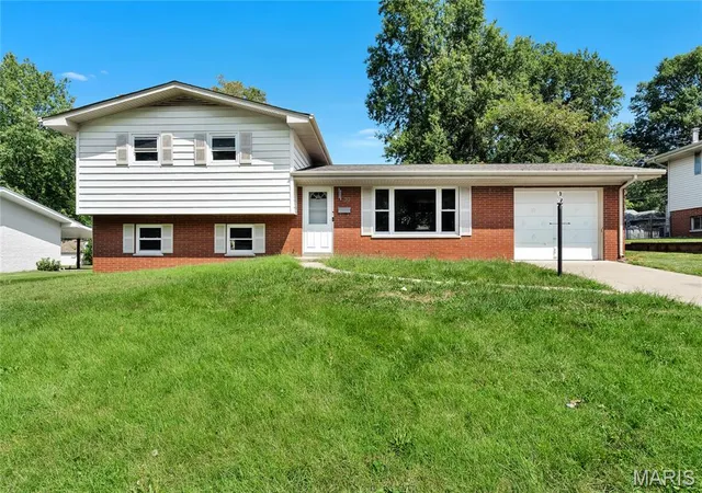 Photo 1 of Single family home for sale at 37 Briarwood Dr, Belleville, IL 62223 | MLS# MIS26053395 | Listing updated on 2026-08-28