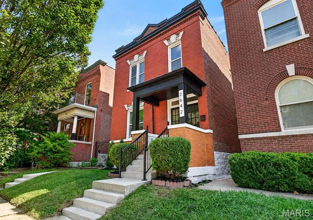 Photo 3 of Sale Pending at 2642 Accomac St, Saint Louis, MO 63104 | MLS# MIS26053437 | Listing updated on 2026-09-24