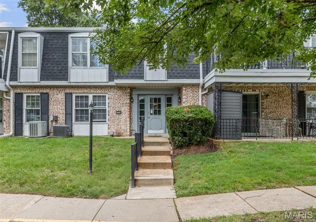Condo for sale at 1716 Mayenne Ct #B, Saint Louis, MO 63125 | MLS# MIS26053444
