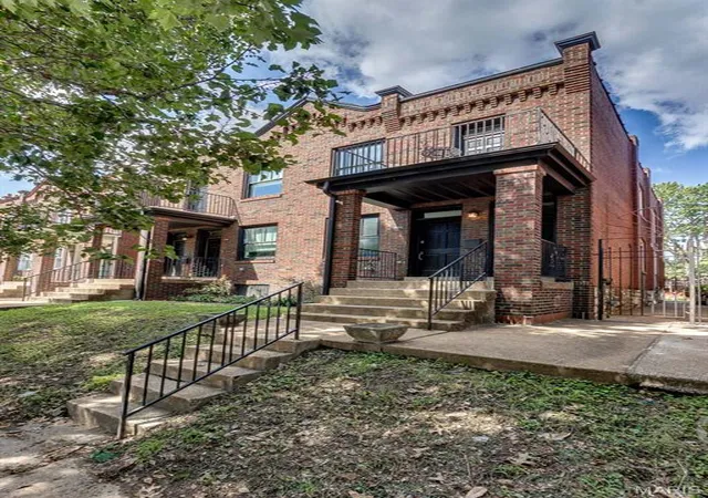 Photo 2 of Sale Pending at 3321 Demenil Pl, Saint Louis, MO 63118 | MLS# MIS26053465 | Listing updated on 2026-09-16