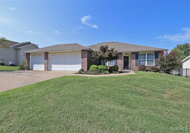 Photo 2 of Sale Pending at 3928 Granite Dr, Cape Girardeau, MO 63701 | MLS# MIS26053479 | Listing updated on 2026-09-08