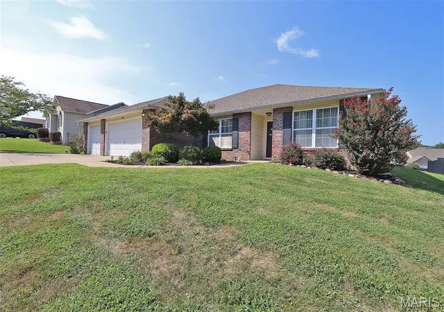 Photo 3 of Sale Pending at 3928 Granite Dr, Cape Girardeau, MO 63701 | MLS# MIS26053479 | Listing updated on 2026-09-08