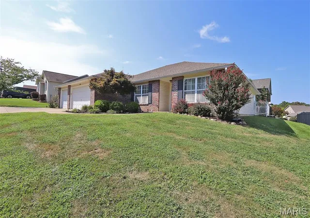 Photo 3 of Sale Pending at 3928 Granite Dr, Cape Girardeau, MO 63701 | MLS# MIS26053479 | Listing updated on 2026-09-08