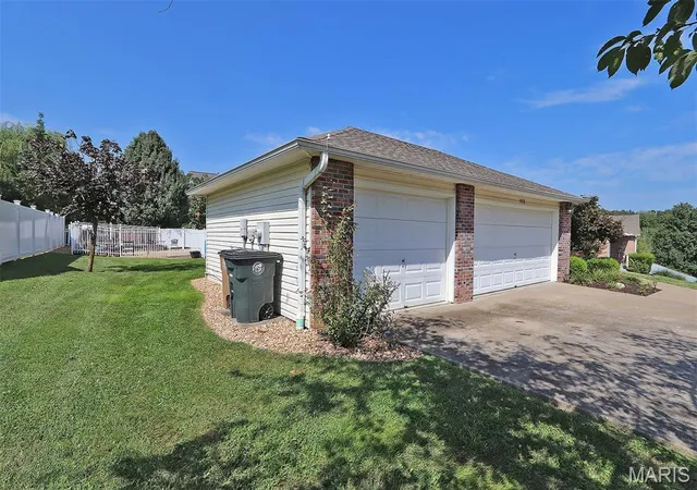 Photo 4 of Sale Pending at 3928 Granite Dr, Cape Girardeau, MO 63701 | MLS# MIS26053479 | Listing updated on 2026-09-08