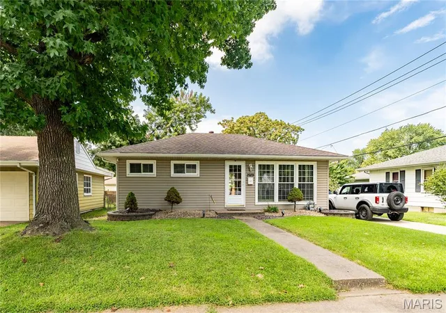 3rd image of 2929 Wayne Ave, Granite City, IL 62040 | MLS# MIS26053489