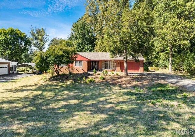 Photo 2 of Single family home for sale at 36 Lakeview Acres Dr, Collinsville, IL 62234 | MLS# MIS26053496 | Listing updated on 2026-10-16