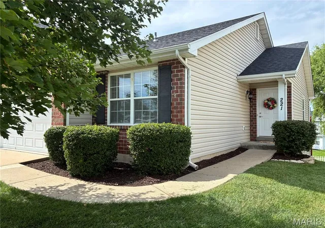 Photo 3 of House for sale at 221 Stone Run Blvd, Wentzville, MO 63385 | MLS# MIS26053497 | Listing updated on 2026-09-08