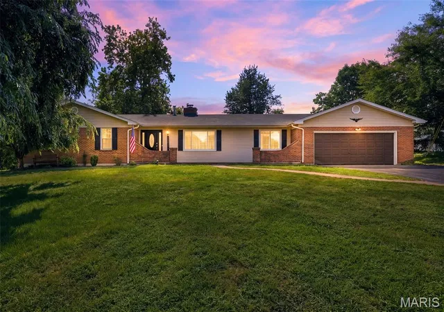 Photo 1 of Sale Pending at 2821 Rose Acres Ln, Maryland Heights, MO 63043 | MLS# MIS26053503 | Listing updated on 2026-09-01