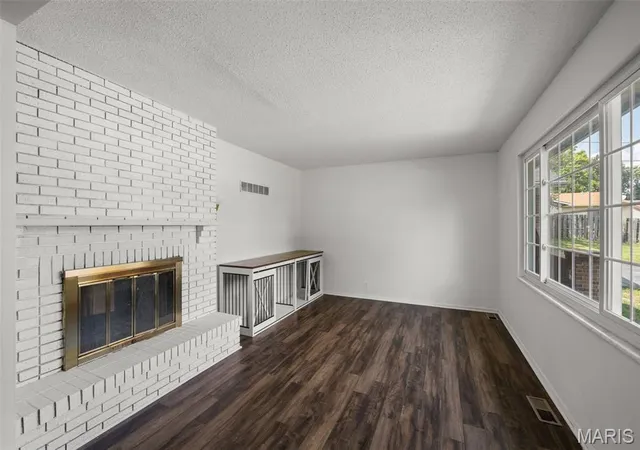 Photo 3 of Sale Pending at 2821 Rose Acres Ln, Maryland Heights, MO 63043 | MLS# MIS26053503 | Listing updated on 2026-09-01