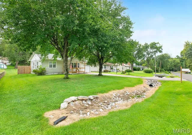 3rd image of 438 W Rosedale Dr, East Alton, IL 62024 | MLS# MIS26053507