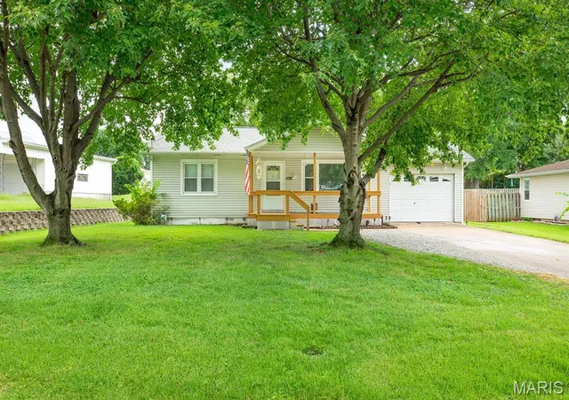 4th image of 438 W Rosedale Dr, East Alton, IL 62024 | MLS# MIS26053507