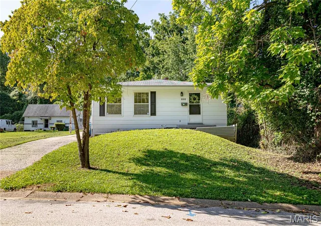 Photo 2 of Sale Pending at 2826 Glade Ave, Saint Louis, MO 63136 | MLS# MIS26053522 | Listing updated on 2026-08-23