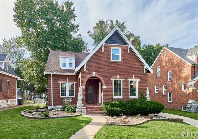 Photo 2 of Single family home for sale at 2900 Clearview Dr, Saint Louis, MO 63121 | MLS# MIS26053525 | Listing updated on 2026-10-20