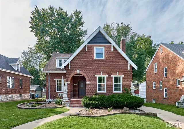 Photo 3 of Single family home for sale at 2900 Clearview Dr, Saint Louis, MO 63121 | MLS# MIS26053525 | Listing updated on 2026-10-20