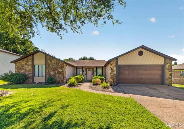 Photo 1 of Single family home for sale at 10 El Cerrito Dr, Belleville, IL 62221 | MLS# MIS26053551 | Listing updated on 2026-08-31