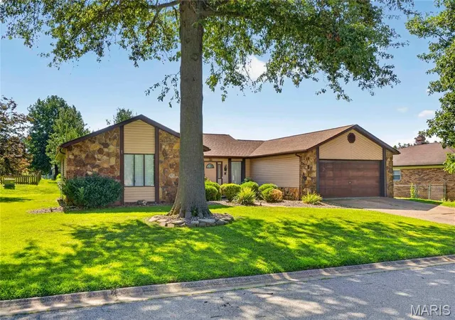 Photo 2 of Single family home for sale at 10 El Cerrito Dr, Belleville, IL 62221 | MLS# MIS26053551 | Listing updated on 2026-08-31