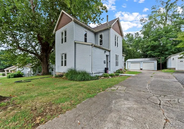 Photo 3 of Sale Pending at 214 W Mary St, Jackson, MO 63755 | MLS# MIS26053564 | Listing updated on 2026-08-31