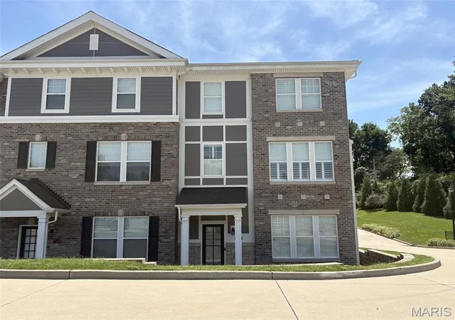 Photo 3 of Townhouse for sale at 11201 Talamore Cir #1, Saint Louis, MO 63131 | MLS# MIS26053565 | Listing updated on 2026-10-05