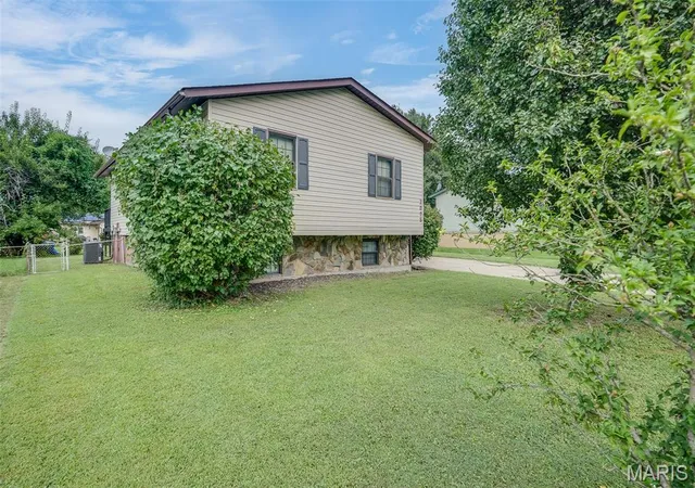 Photo 2 of Single family home for sale at 2005 Maple Tree Ln, East Saint Louis, IL 62206 | MLS# MIS26053568 | Listing updated on 2026-08-20