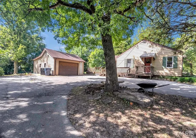 Photo 3 of Sale Pending at 339 Summit Rd, Fenton, MO 63026 | MLS# MIS26053569 | Listing updated on 2026-09-29