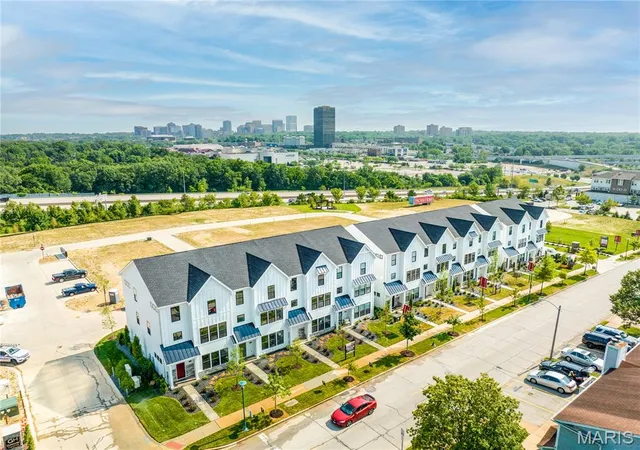 3rd image of 8914 W Gateway Hts W #82-503, Saint Louis, MO 63144 | MLS# MIS26053575