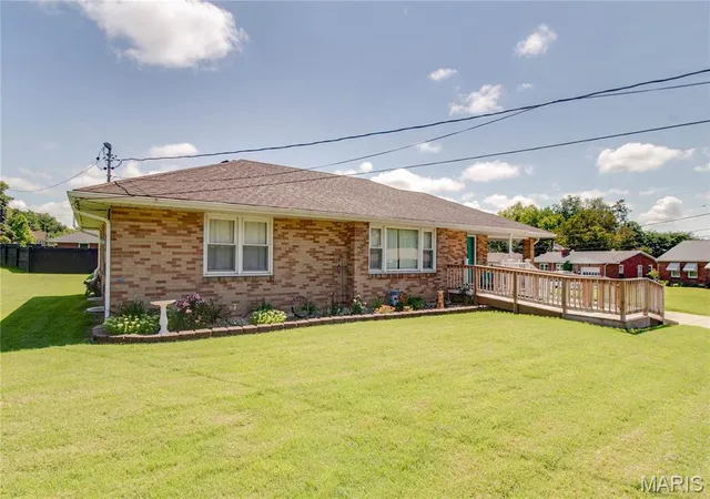 Photo 3 of Single family home for sale at 201 Longfellow Ave, Alton, IL 62002 | MLS# MIS26053606 | Listing updated on 2026-09-25