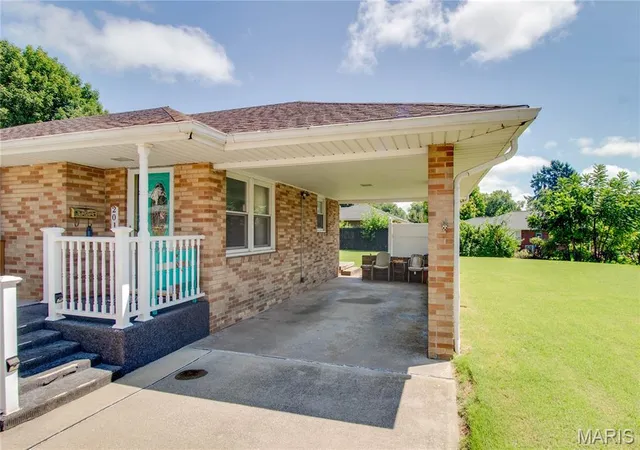 Photo 3 of Single family home for sale at 201 Longfellow Ave, Alton, IL 62002 | MLS# MIS26053606 | Listing updated on 2026-09-25