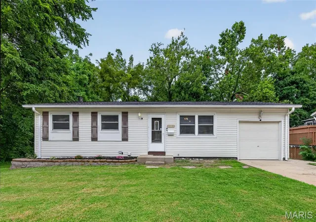 Photo 2 of Sale Pending at 1563 Ville Rosa Ln, Hazelwood, MO 63042 | MLS# MIS26053624 | Listing updated on 2026-08-31