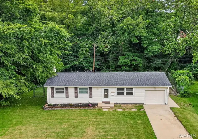 Photo 3 of Sale Pending at 1563 Ville Rosa Ln, Hazelwood, MO 63042 | MLS# MIS26053624 | Listing updated on 2026-08-31