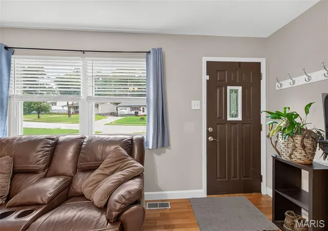 Photo 4 of Sale Pending at 1563 Ville Rosa Ln, Hazelwood, MO 63042 | MLS# MIS26053624 | Listing updated on 2026-08-31