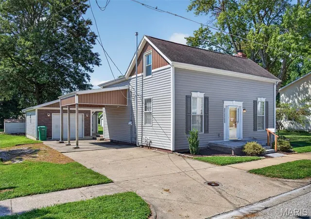 Photo 2 of Single family home for sale at 446 N 8th Street, Breese, IL 62230 | MLS# MIS26053635 | Listing updated on 2026-09-03