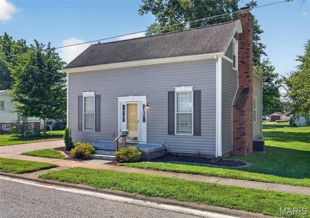 Photo 2 of Single family home for sale at 446 N 8th Street, Breese, IL 62230 | MLS# MIS26053635 | Listing updated on 2026-09-03